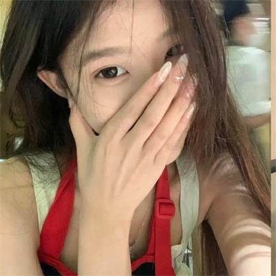 男孩在唱歌